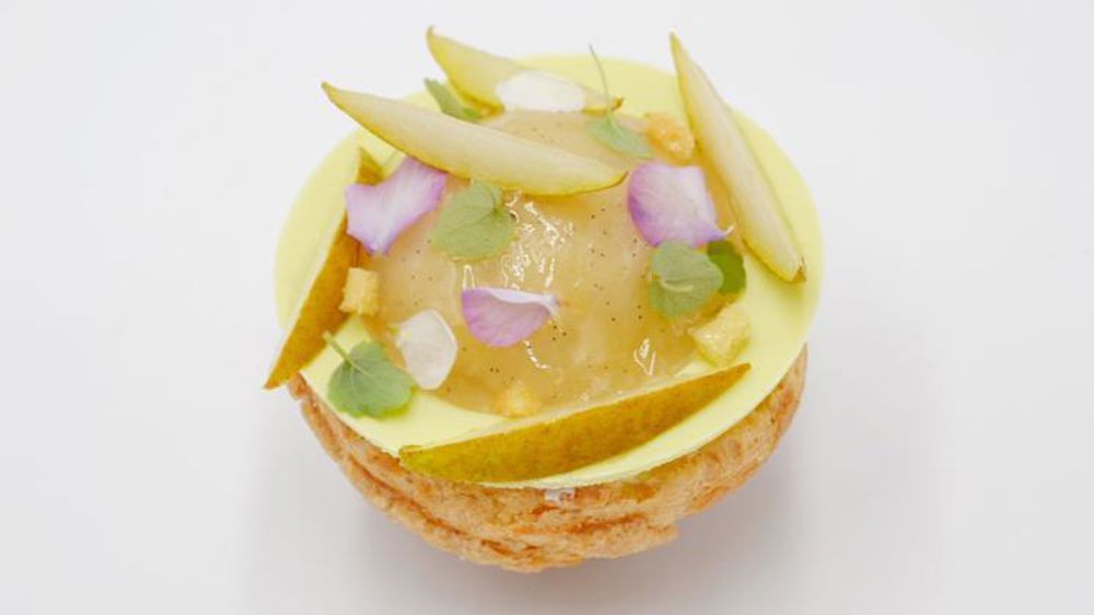 Le chef pâtissier Adrien Bozzolo parfume son chou poire-jasmin avec des fleurs séchées et infusées.